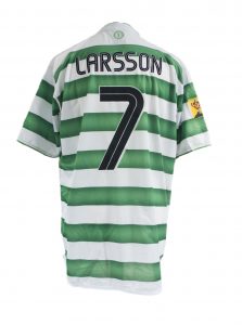 larsson-scottish-cup-final-trophy-lift-change-shirt-2004-rear